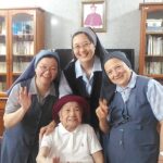 看,姊妹相遇,多麼快樂,多麼幸福呀!